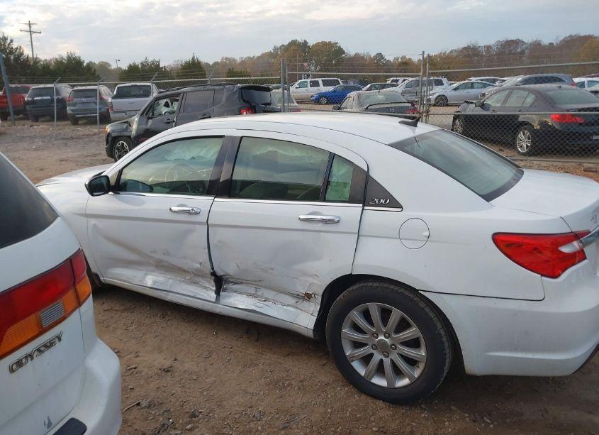 Photo 13 of 2013 Chrysler 200 LIMITED (VIN 1C3CCBCG1DN528877)