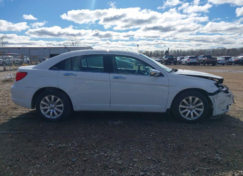Photo 13 of 2013 Chrysler 200 LIMITED (VIN 1C3CCBCG2DN526099)