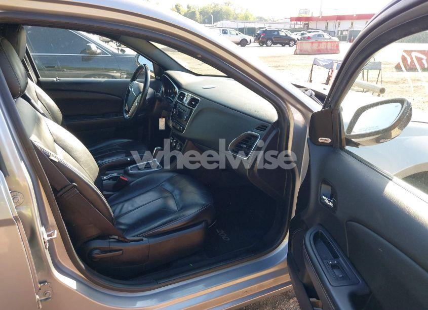 Photo 5 of 2014 Chrysler 200 LIMITED (VIN 1C3CCBCG3EN157576)