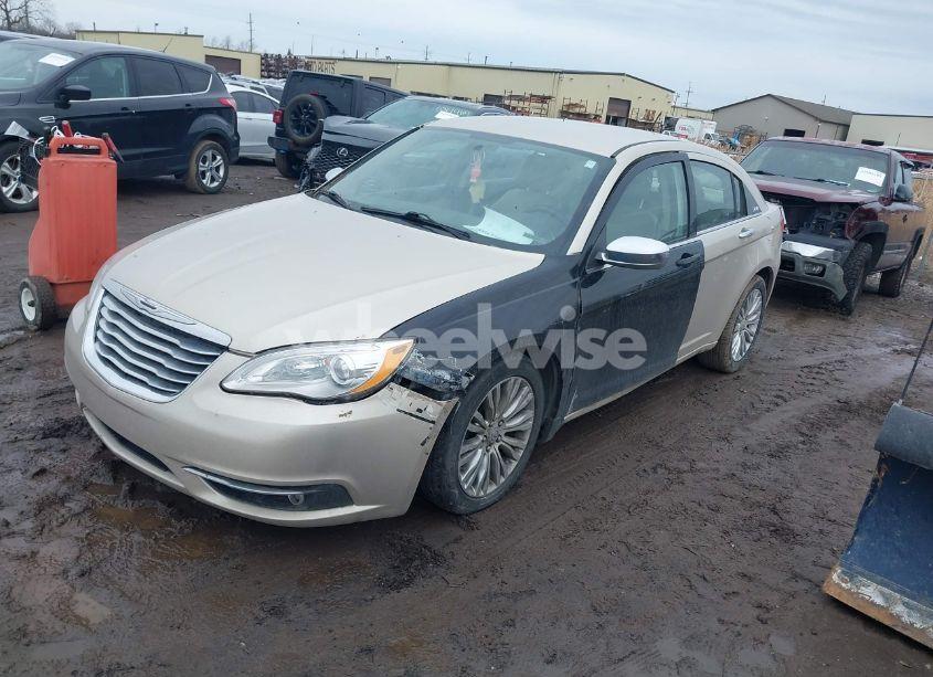 Photo 2 of 2013 Chrysler 200 LIMITED (VIN 1C3CCBCG5DN575426)