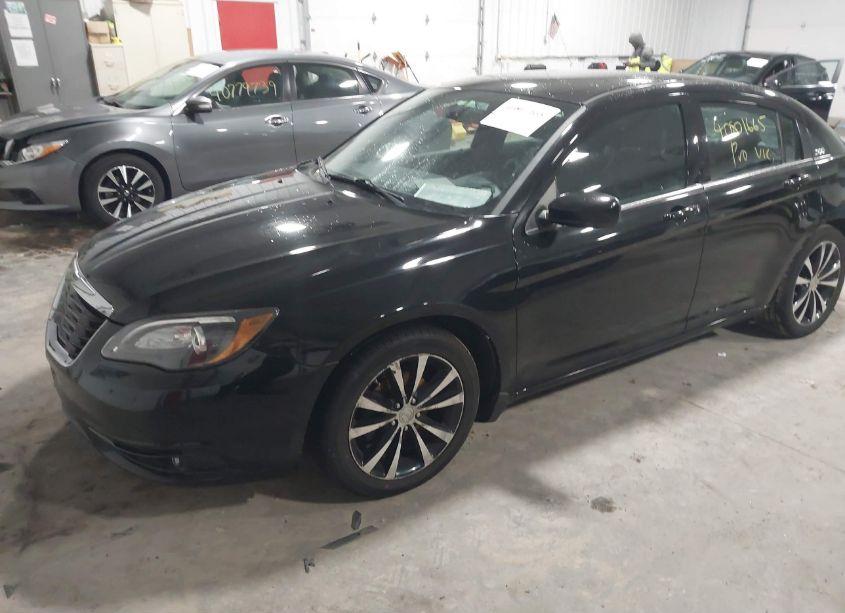 Photo 2 of 2013 Chrysler 200 LIMITED (VIN 1C3CCBCG5DN743789)