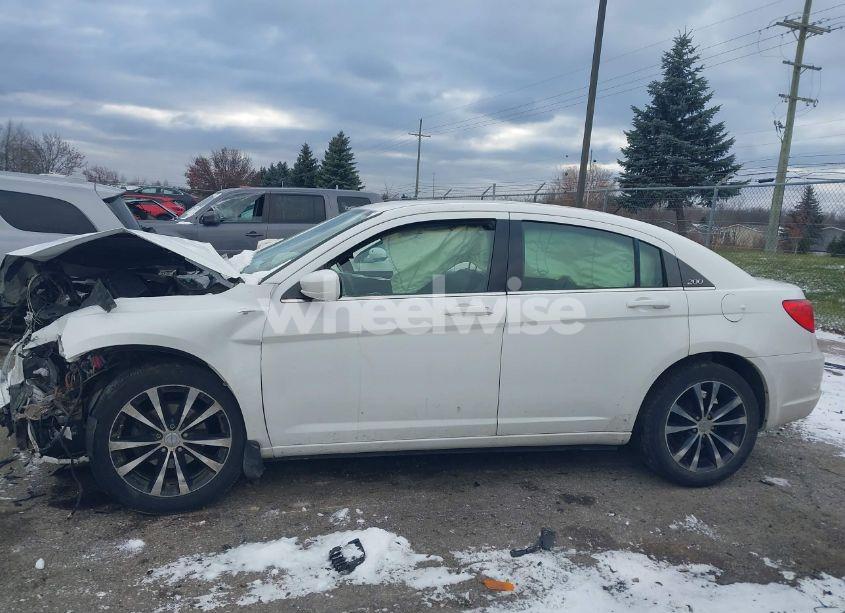 Photo 13 of 2013 Chrysler 200 LIMITED (VIN 1C3CCBCG6DN718139)