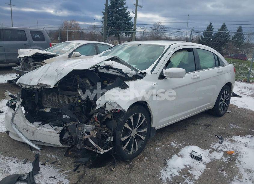 Photo 2 of 2013 Chrysler 200 LIMITED (VIN 1C3CCBCG6DN718139)