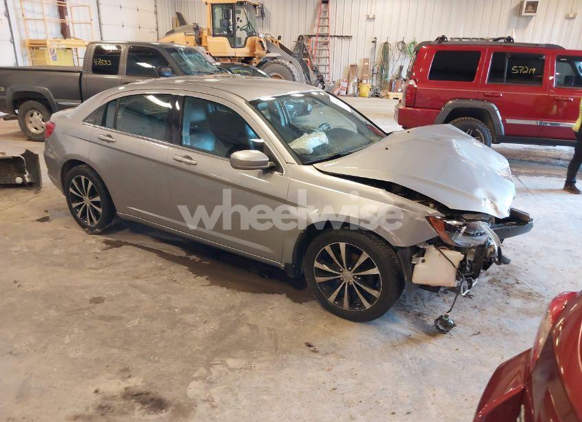 2013 Chrysler 200 LIMITED (VIN 1C3CCBCG7DN649882) main photo