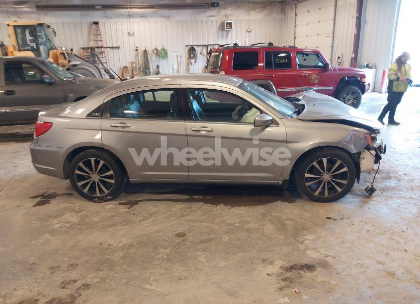 Photo 13 of 2013 Chrysler 200 LIMITED (VIN 1C3CCBCG7DN649882)