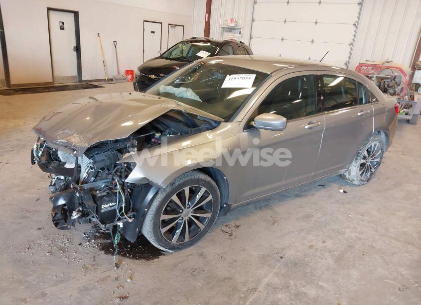 Photo 2 of 2013 Chrysler 200 LIMITED (VIN 1C3CCBCG7DN649882)