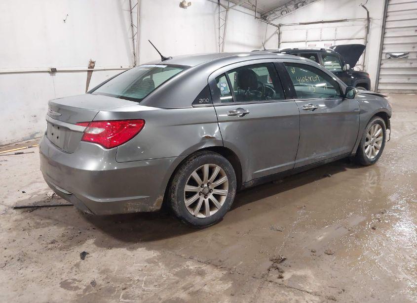 Photo 4 of 2013 Chrysler 200 LIMITED (VIN 1C3CCBCG8DN586727)