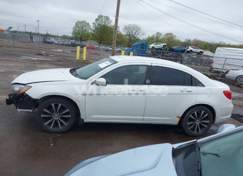 Photo 14 of 2013 Chrysler 200 LIMITED (VIN 1C3CCBCG8DN622741)