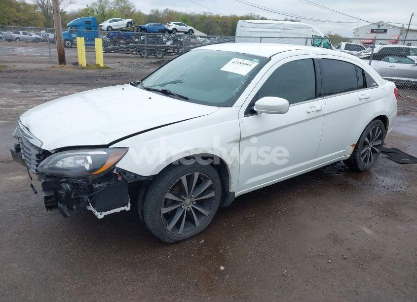 Photo 2 of 2013 Chrysler 200 LIMITED (VIN 1C3CCBCG8DN622741)