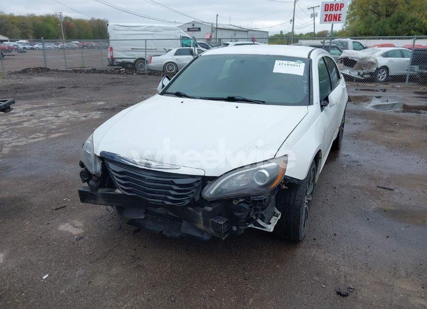 Photo 6 of 2013 Chrysler 200 LIMITED (VIN 1C3CCBCG8DN622741)