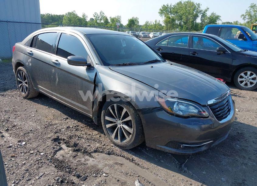 2013 Chrysler 200 LIMITED (VIN 1C3CCBCG9DN520557) main photo