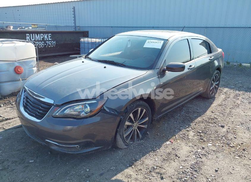 Photo 2 of 2013 Chrysler 200 LIMITED (VIN 1C3CCBCG9DN520557)