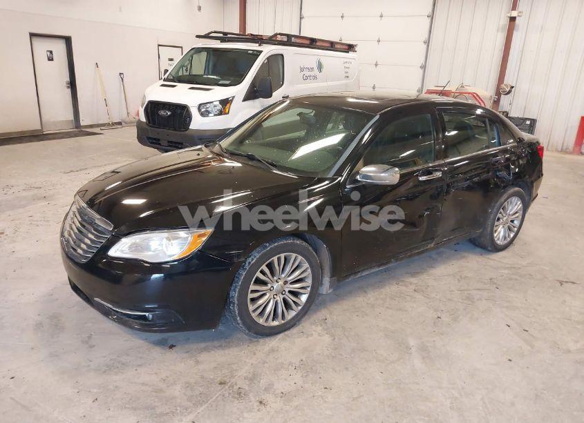 Photo 2 of 2013 Chrysler 200 LIMITED (VIN 1C3CCBCGXDN555365)