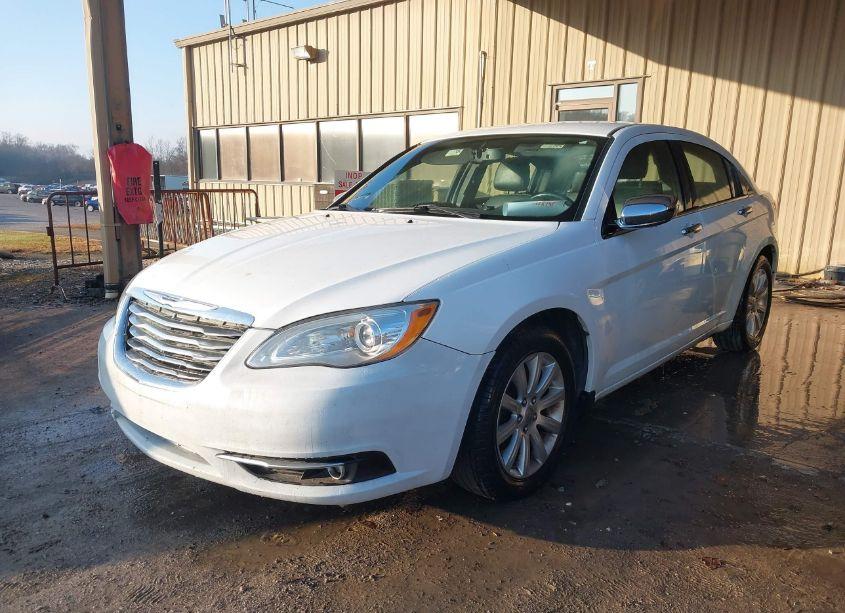 Photo 2 of 2013 Chrysler 200 LIMITED (VIN 1C3CCBCGXDN573347)