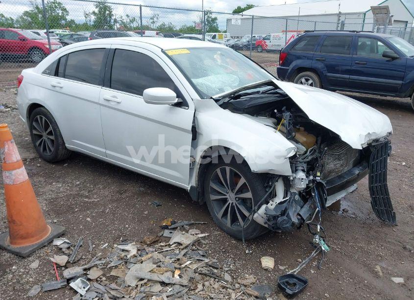 2013 Chrysler 200 LIMITED (VIN 1C3CCBCGXDN650394) main photo