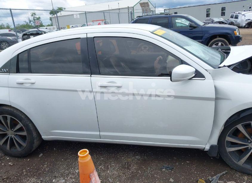 Photo 14 of 2013 Chrysler 200 LIMITED (VIN 1C3CCBCGXDN650394)