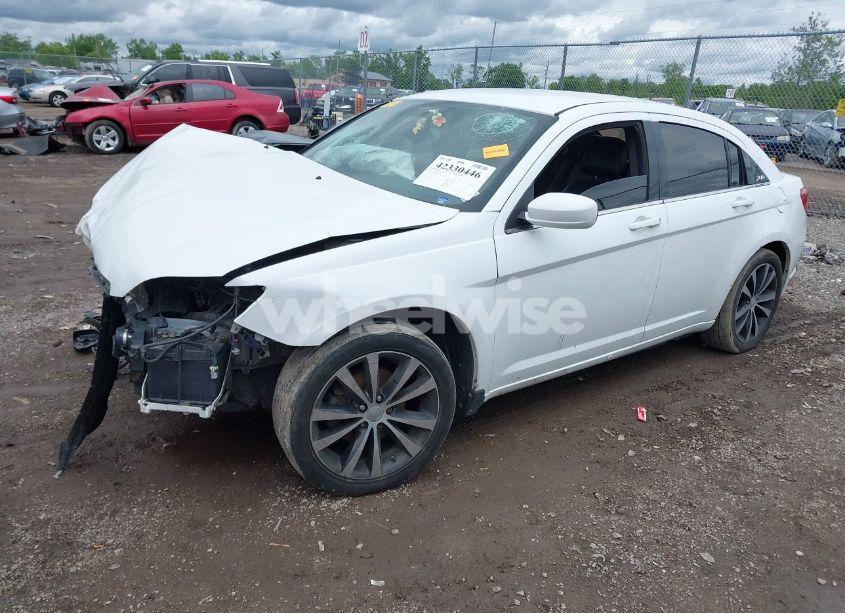 Photo 2 of 2013 Chrysler 200 LIMITED (VIN 1C3CCBCGXDN650394)