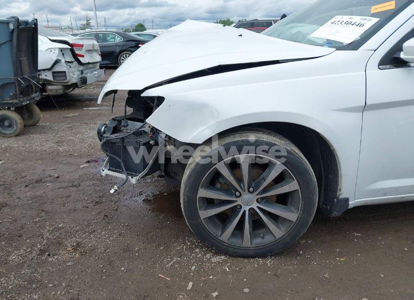 Photo 6 of 2013 Chrysler 200 LIMITED (VIN 1C3CCBCGXDN650394)