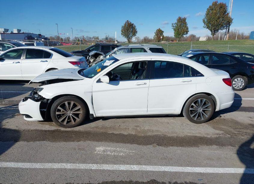 Photo 14 of 2013 Chrysler 200 LIMITED (VIN 1C3CCBCGXDN667227)