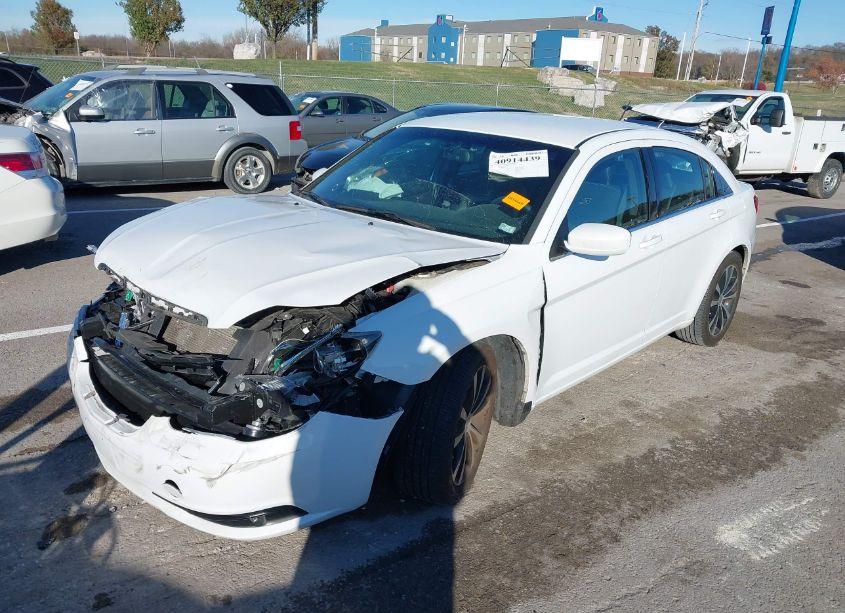 Photo 2 of 2013 Chrysler 200 LIMITED (VIN 1C3CCBCGXDN667227)