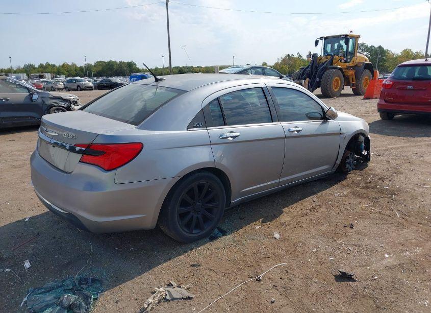 Photo 4 of 2014 Chrysler 200 LIMITED (VIN 1C3CCBCGXEN134649)