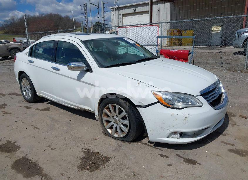 2014 Chrysler 200 LIMITED (VIN 1C3CCBCGXEN152570) main photo