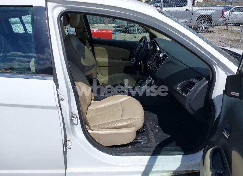 Photo 5 of 2014 Chrysler 200 LIMITED (VIN 1C3CCBCGXEN152570)