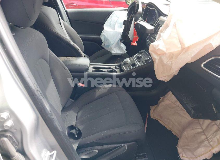 Photo 5 of 2015 Chrysler 200 LIMITED (VIN 1C3CCCAB0FN701949)