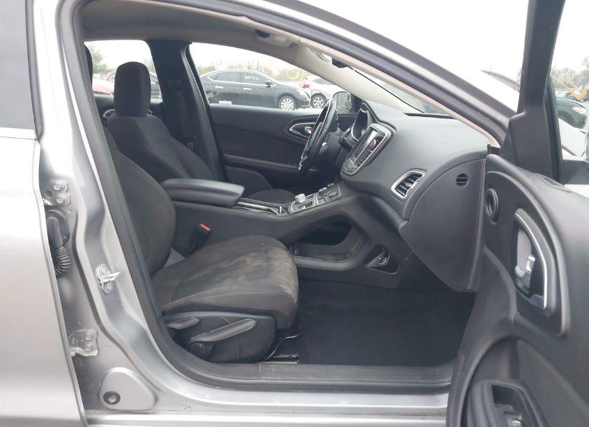 Photo 5 of 2016 Chrysler 200 LIMITED (VIN 1C3CCCAB0GN137477)