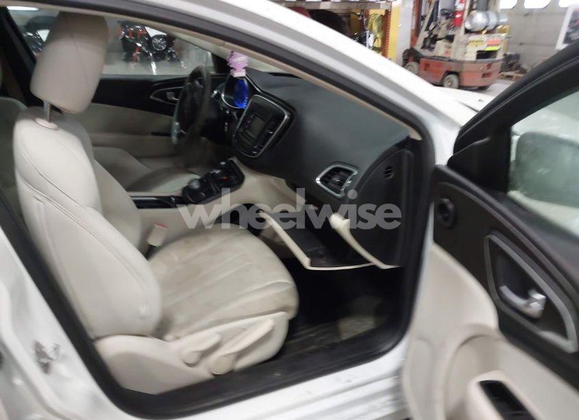 Photo 5 of 2016 Chrysler 200 LIMITED (VIN 1C3CCCAB1GN112538)