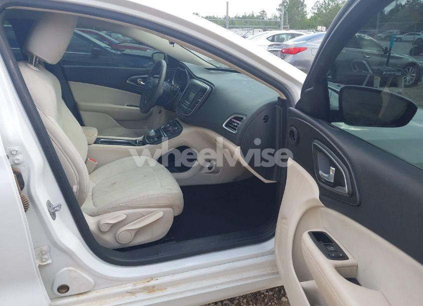 Photo 5 of 2016 Chrysler 200 LIMITED (VIN 1C3CCCAB2GN132880)