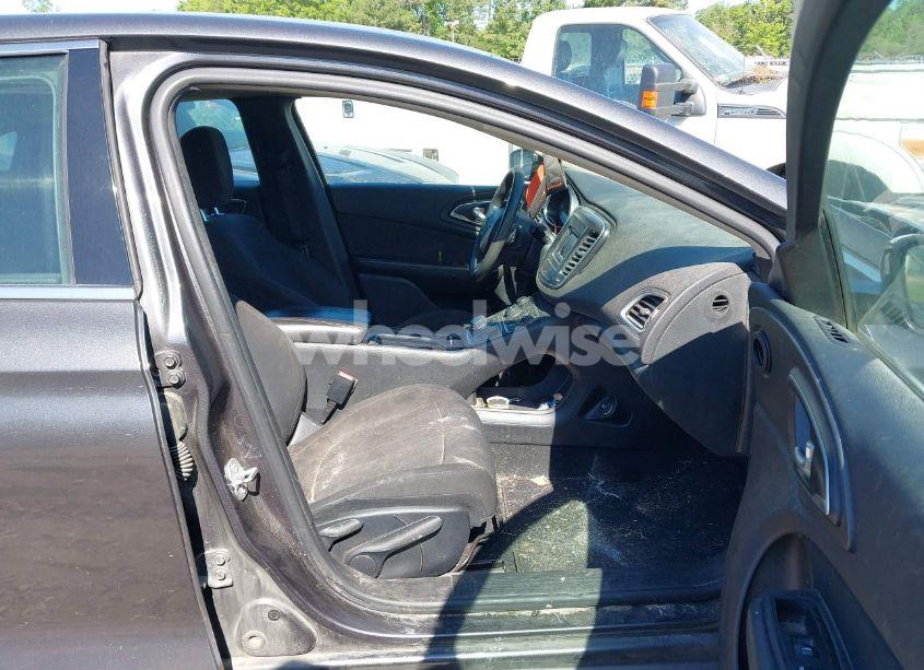 Photo 5 of 2016 Chrysler 200 LIMITED (VIN 1C3CCCAB2GN176829)