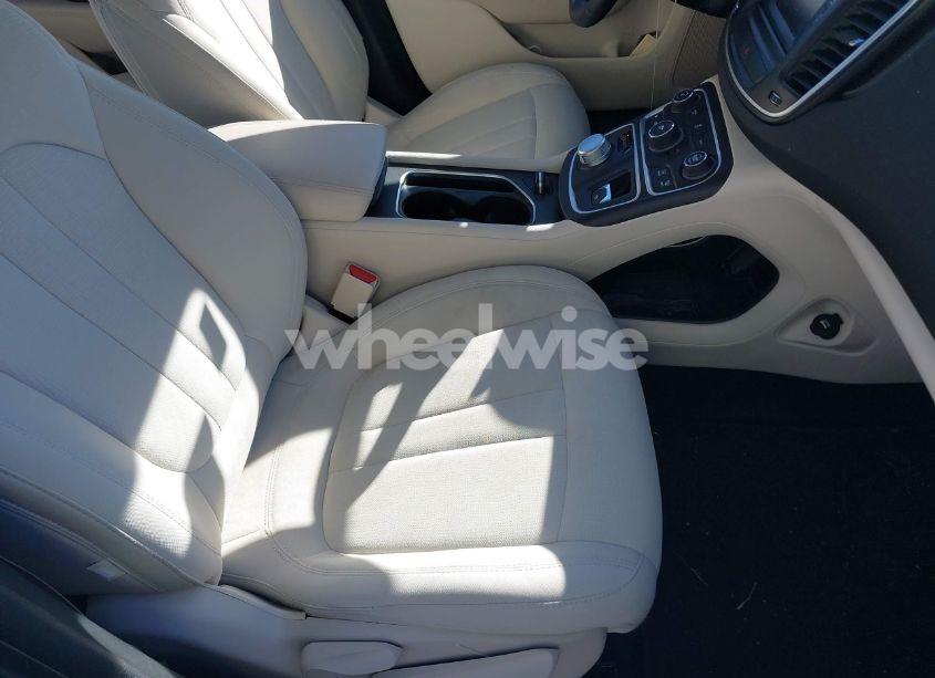 Photo 5 of 2016 Chrysler 200 LIMITED (VIN 1C3CCCAB3GN137909)