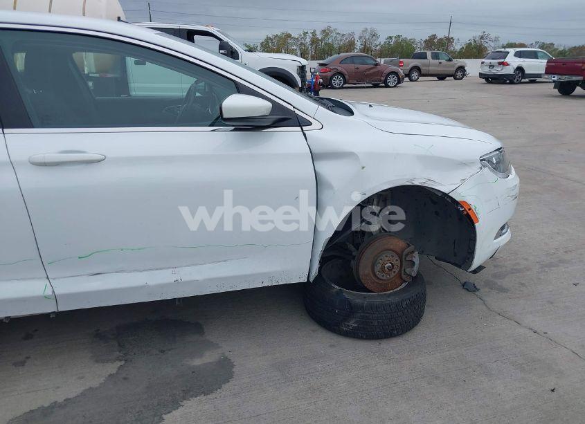 Photo 6 of 2016 Chrysler 200 LIMITED (VIN 1C3CCCAB4GN102621)