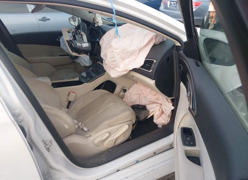 Photo 5 of 2016 Chrysler 200 LIMITED (VIN 1C3CCCAB5GN187713)