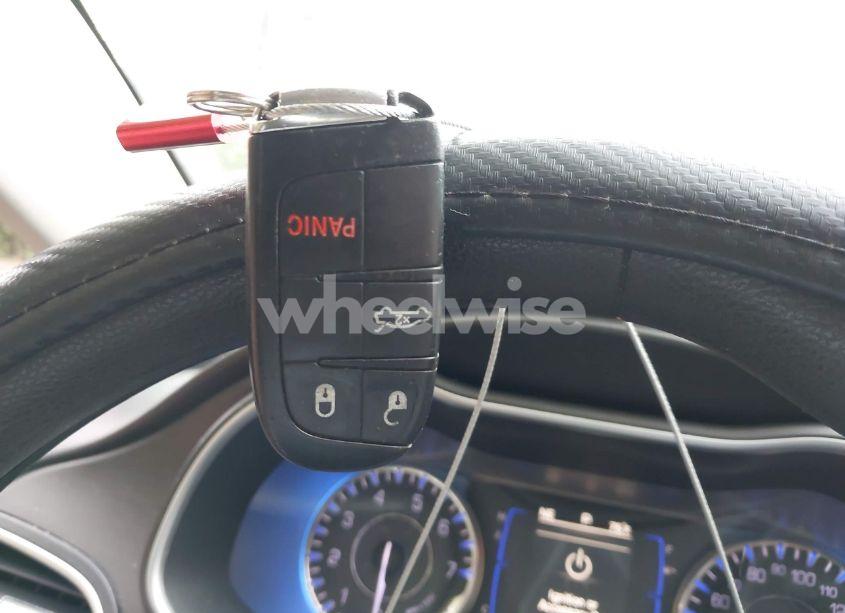 Photo 11 of 2015 Chrysler 200 LIMITED (VIN 1C3CCCAB7FN586489)