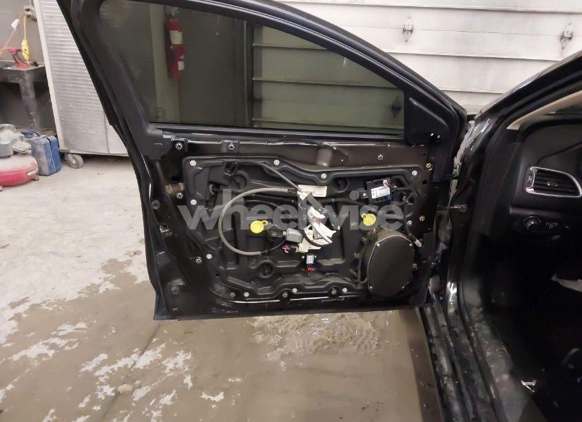 Photo 14 of 2015 Chrysler 200 LIMITED (VIN 1C3CCCAB9FN724632)