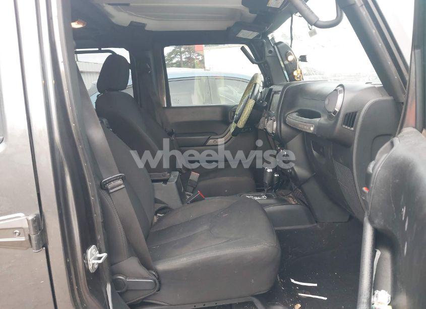 Photo 5 of 2018 Jeep Wrangler JK UNLIMITED SPORT S 4X4 (VIN 1C4BJWDG0JL854437)