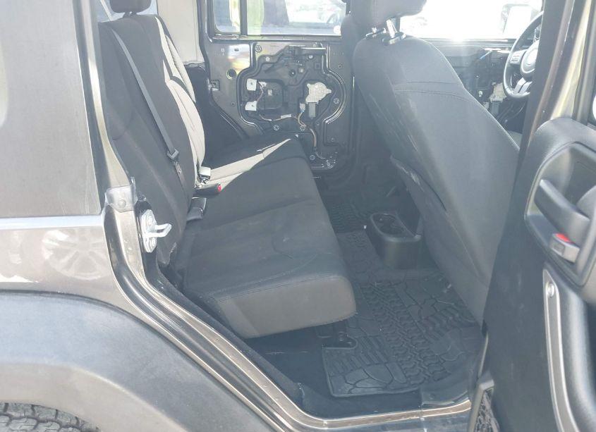 Photo 8 of 2018 Jeep Wrangler JK UNLIMITED SPORT S 4X4 (VIN 1C4BJWDG6JL828960)