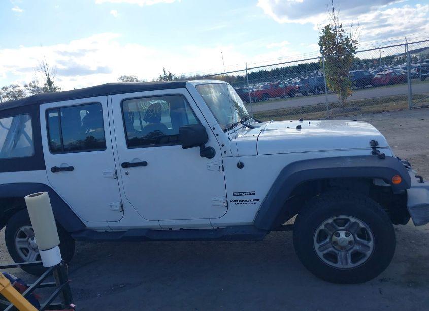 Photo 13 of 2014 Jeep Wrangler UNLIMITED SPORT (VIN 1C4BJWDG7EL309695)