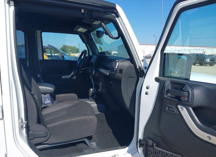 Photo 5 of 2016 Jeep Wrangler UNLIMITED SAHARA (VIN 1C4BJWEG0GL225087)