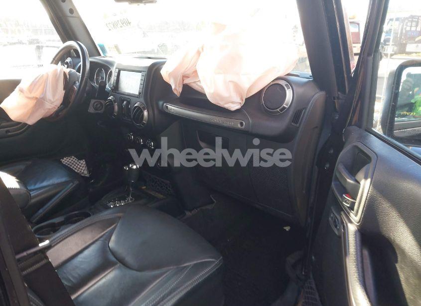 Photo 5 of 2018 Jeep Wrangler JK UNLIMITED SAHARA (VIN 1C4BJWEG0JL864500)