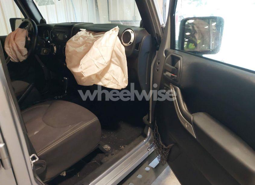 Photo 5 of 2014 Jeep Wrangler UNLIMITED SAHARA (VIN 1C4BJWEG2EL196964)