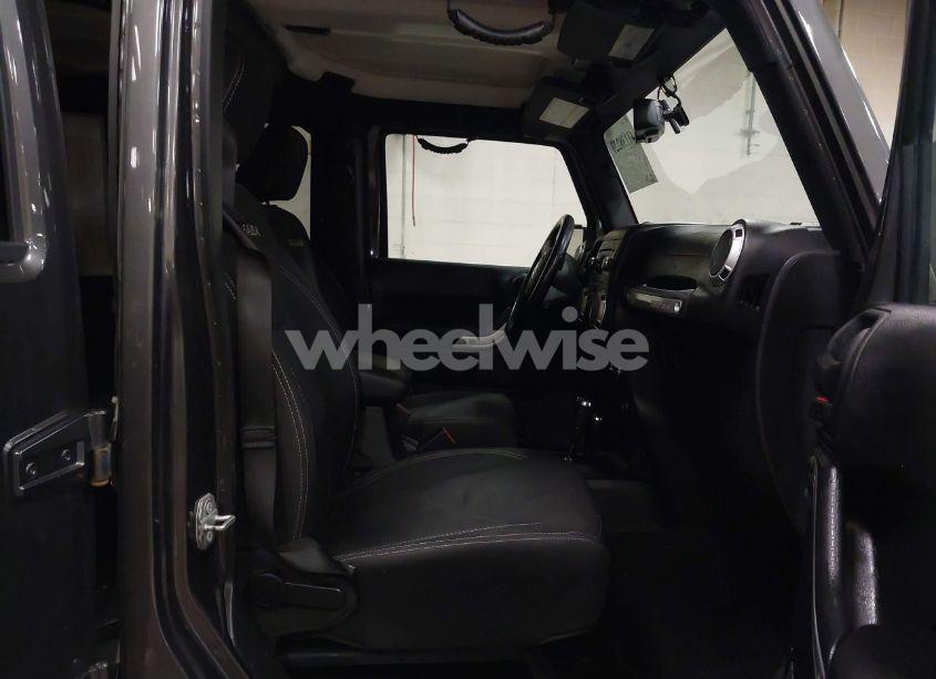 Photo 5 of 2018 Jeep Wrangler JK UNLIMITED SAHARA 4X4 (VIN 1C4BJWEG2JL924325)