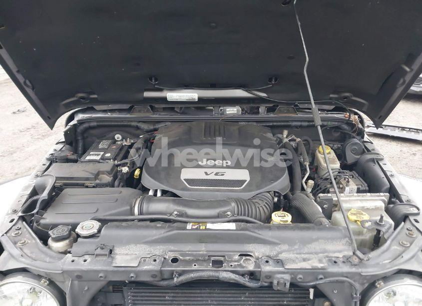 Photo 10 of 2016 Jeep Wrangler UNLIMITED SAHARA (VIN 1C4BJWEG3GL261422)