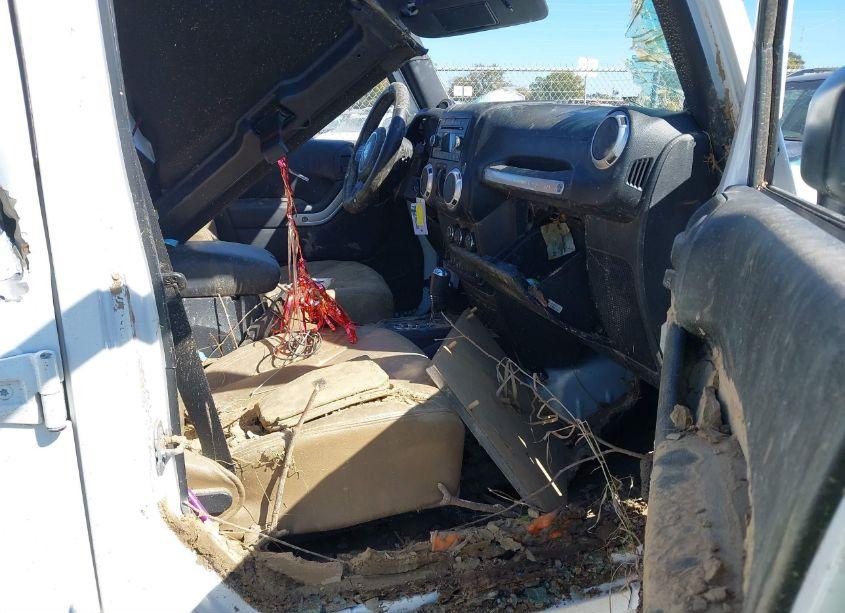 Photo 5 of 2014 Jeep Wrangler UNLIMITED SAHARA (VIN 1C4BJWEG4EL310043)