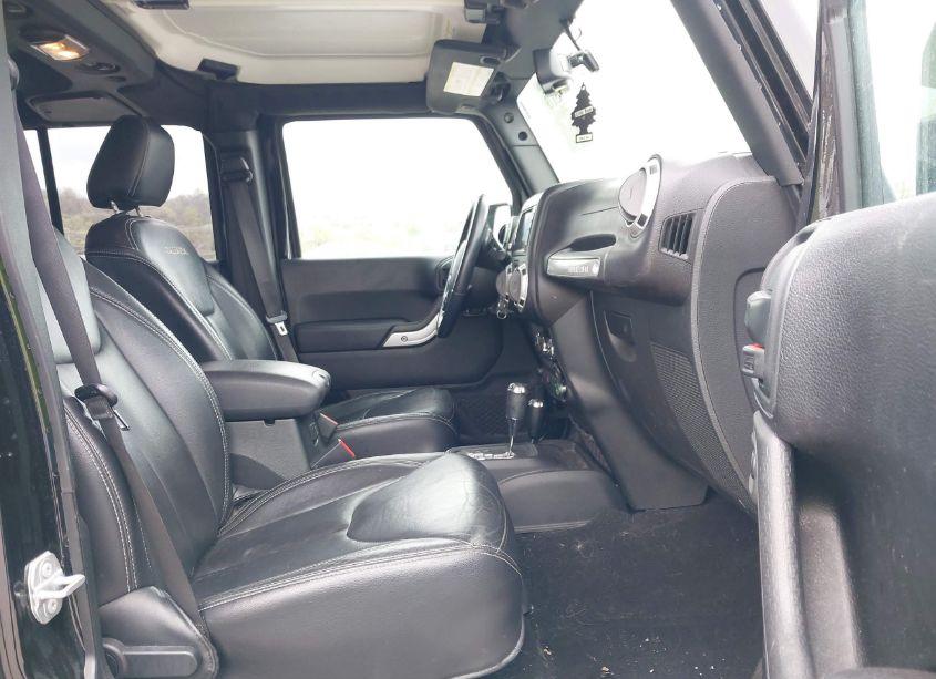 Photo 5 of 2018 Jeep Wrangler JK UNLIMITED SAHARA 4X4 (VIN 1C4BJWEG6JL841884)