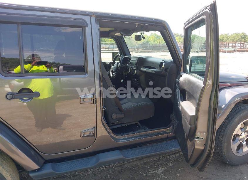 Photo 5 of 2016 Jeep Wrangler UNLIMITED SAHARA (VIN 1C4BJWEG7GL340074)