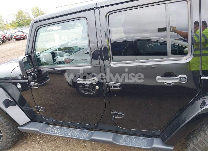 Photo 14 of 2018 Jeep Wrangler JK UNLIMITED SAHARA (VIN 1C4BJWEG7JL881133)