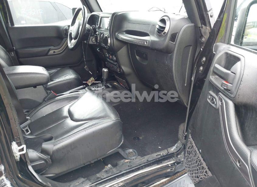 Photo 5 of 2018 Jeep Wrangler JK UNLIMITED SAHARA (VIN 1C4BJWEG7JL881133)